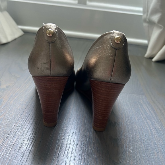Stuart Weitzman Lille Metallic Gold Peep Toe Wedges Wood Stacked Heel - Picture 4 of 8